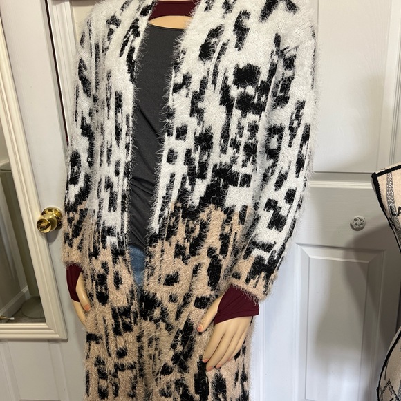 NEW DIRECTIONS Size Med long Open Sweater Animal Print - Picture 2 of 9
